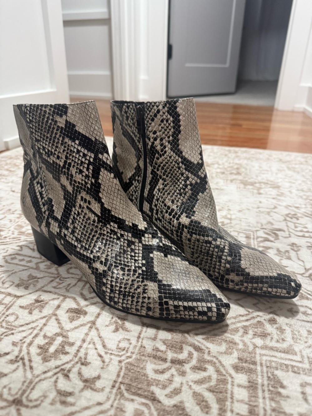 Marc Fisher Women Black Leather Booties Size 8 1/2 M